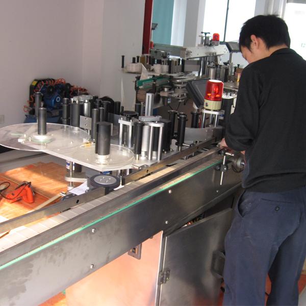 Siemens PLC outomatiese etiketteringsmasjien met bottelafskeier vir waterbottels