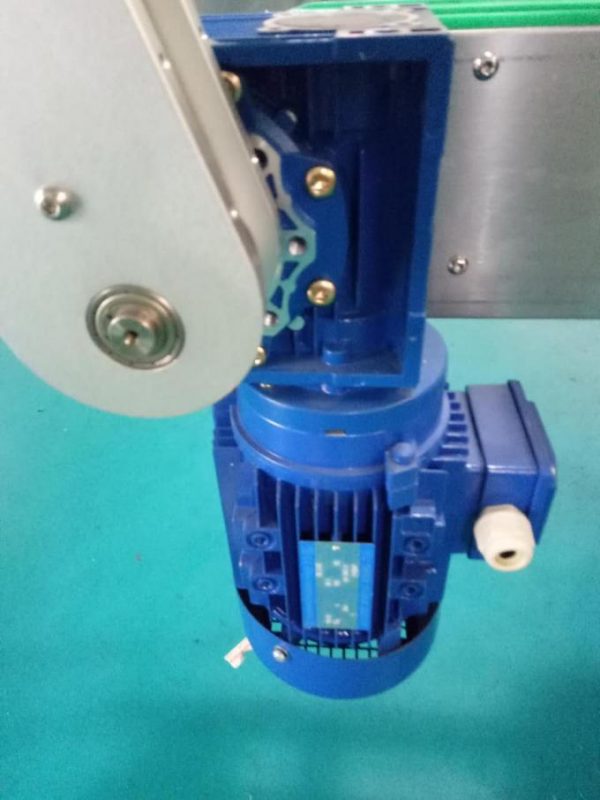 SUS304 Kabinet Etiketmasjien vir vierkantige bottelplakkate met twee kante met produkte vir persoonlike versorging