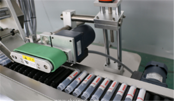 Servo-motor-flessie-etiketmasjien vir plakkaatmasjiene, outomatiese sitbuis-ampulbuis