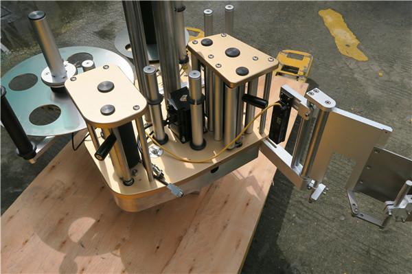 Hoëspoed-roterende plakkeretiketmasjien met rotasiefunksie