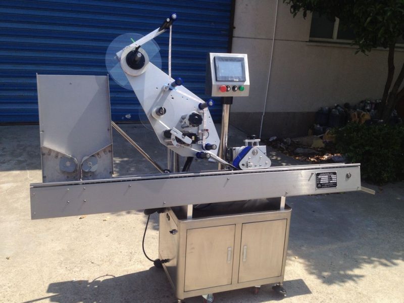 China Aangepaste outomatiese etiketmasjien vir skale vir klein penisillienbottelplakkersverskaffer