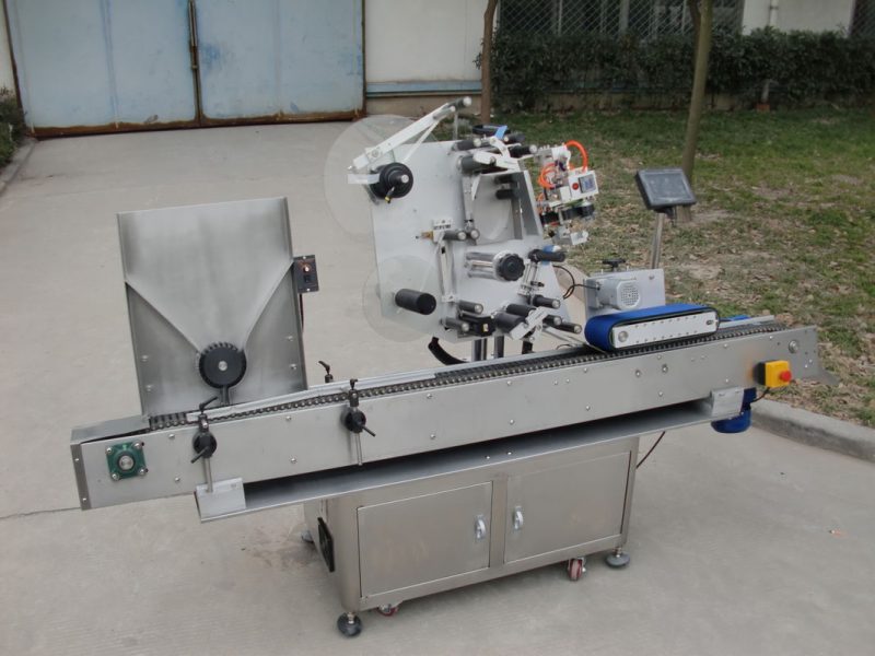 China Transportbandmotor HY merk flessie etiketmasjien, 7de battery etiket plakker masjien vir elektroniese verskaffer