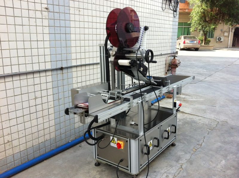 China Elektriese aandrywing-boonste etiketteringsmasjien, selfklevende plakker-etiketmasjienverskaffer