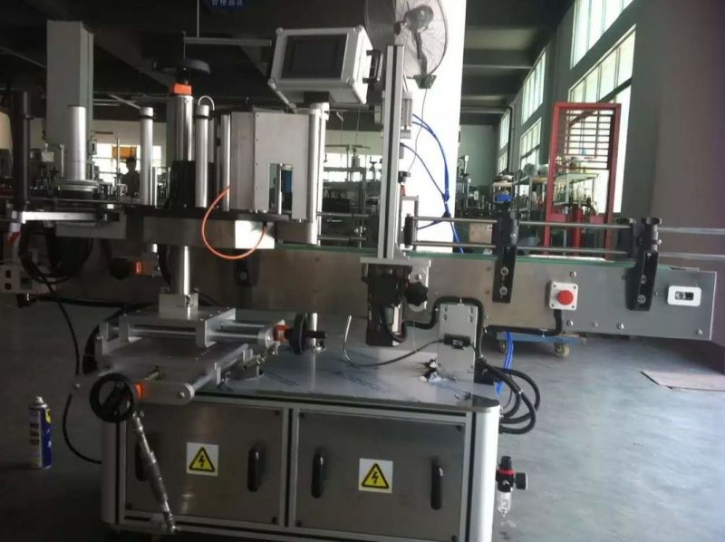 Sjina vrugte / groente sap ronde bottel plakker etiketteringsmasjien vir drank verskaffer